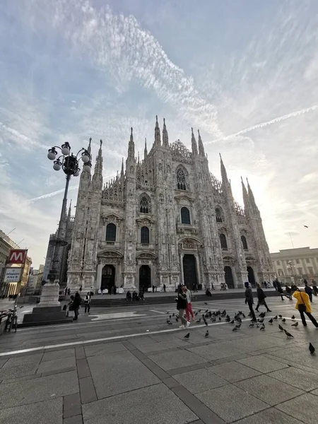 Grupp Människor Går Ner Torget Framför Milanos Katedral Italien Högkvalitativt — Stockfoto