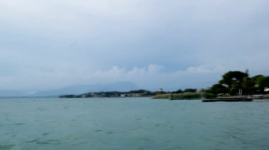 Karanlık gökyüzünde güzel renkli havai fişekler