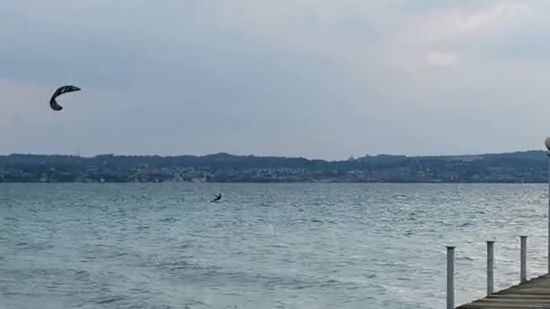 在加尔达湖上航行的风筝冲浪 — 图库视频影像