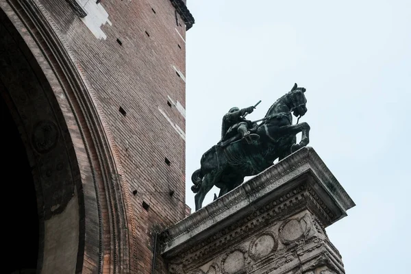 Monumento Equestre Niccolò Iii Sul Municipio Ferrara Foto Alta Qualità — Foto Stock