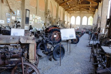 Grazzano Visconti, Piacenza, İtalya 'daki Cortevecchia Sarayı' ndaki eski traktörler ve tarım aletleri. Yüksek kalite fotoğraf