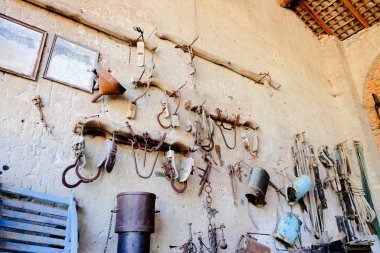 Grazzano Visconti, Piacenza, İtalya 'daki Cortevecchia Sarayı' ndaki eski tarım aletleri. Yüksek kalite fotoğraf