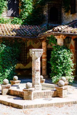 Grazzano Visconti, Piacenza, İtalya 'da bir çeşme. Yüksek kalite fotoğraf