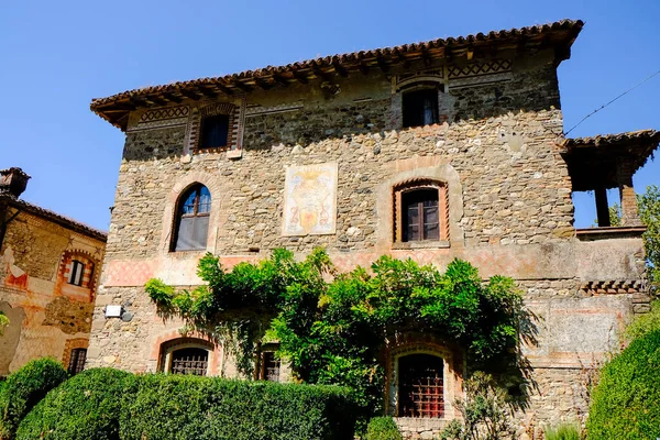 Hus Grazzano Visconti Med Symbolen För Staden Fasaden Piacenza Italien — Stockfoto