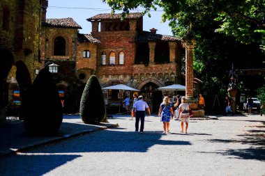 Grazzano Visconti, Piacenza, İtalya 'da yürüyen turistler. Yüksek kalite fotoğraf