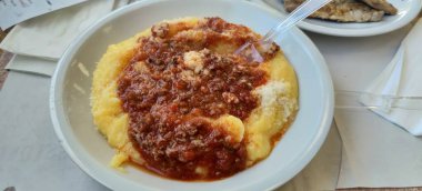 Tabağında et sosu olan mısır lapası. Yüksek kalite fotoğraf