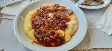 Tabağında et sosu olan mısır lapası. Yüksek kalite fotoğraf