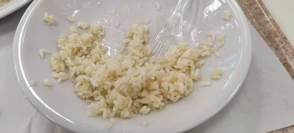 Sobra Arroz Branco Cozido Temperado Com Óleo Queijo Parmesão Foto — Fotografia de Stock