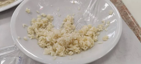 Pozostałość Gotowanego Białego Ryżu Przyprawionego Olejem Serem Parmezańskim Wysokiej Jakości — Zdjęcie stockowe