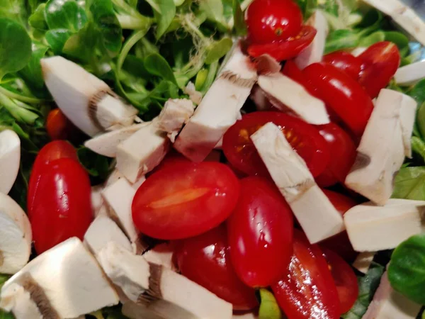 Ensalada Valeriana Suave Con Vinagre Balsámico Copos Parmesano Tomates Datterini — Foto de Stock