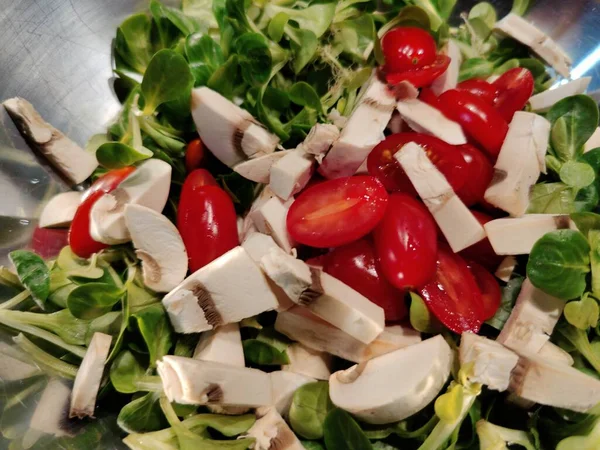 Ensalada Valeriana Suave Con Vinagre Balsámico Copos Parmesano Tomates Datterini — Foto de Stock