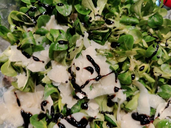 Salada Valeriana Suave Com Vinagre Balsâmico Flocos Parmesão Foto Alta — Fotografia de Stock