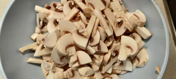 Salata bıçağıyla kesilmiş beyaz şampiyon mantarları. Yüksek kalite fotoğraf