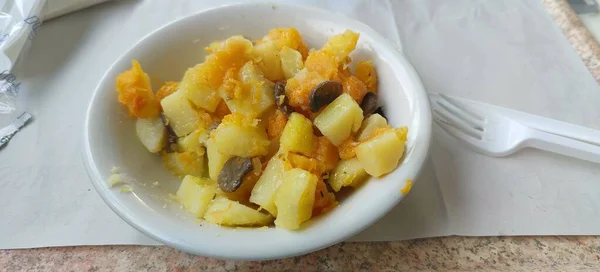 Salada Quente Com Batatas Fervidas Abóbora Cogumelos Foto Alta Qualidade — Fotografia de Stock