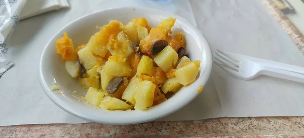 Salade Chaude Avec Pommes Terre Bouillies Citrouille Champignons Photo Haute — Photo