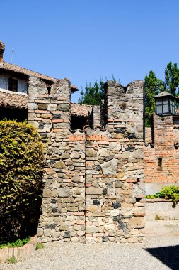 Grazzano Visconti, Piacenza, İtalya 'daki bir tuğla duvarın siperlerinin ayrıntıları. Yüksek kalite fotoğraf