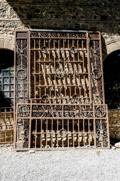 Una Puerta Hierro Una Pared Grazzano Visconti Piacenza Italia Foto —  Fotos de Stock