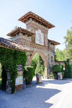 İtalya, Piacenza 'daki Grazzano Visconti' de üzerinde resim olan bir kemer. Yüksek kalite fotoğraf