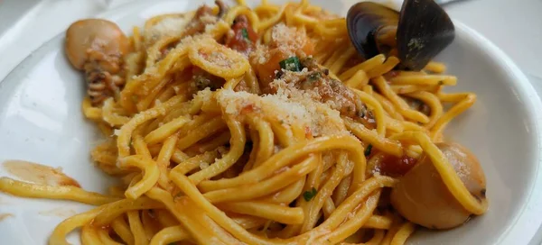 Яичные Спагетти Морепродуктами Мидиями Белой Тарелке Высокое Качество Фото — стоковое фото