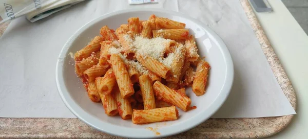 Paste Italiene Numite Rigatoni Sos Roșii Parmezan Fotografie Înaltă Calitate — Fotografie, imagine de stoc