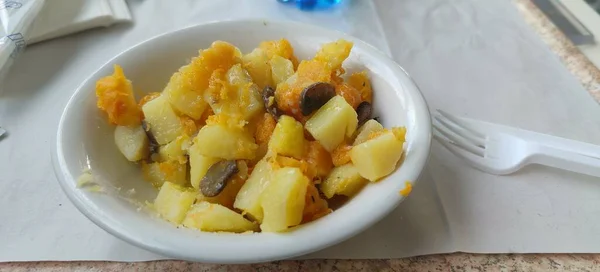 Salada Quente Com Batatas Fervidas Abóbora Cogumelos Foto Alta Qualidade — Fotografia de Stock