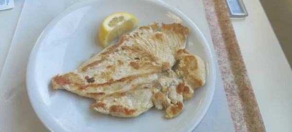 Petto Tacchino Alla Griglia Con Una Zeppa Limone Foto Alta — Foto Stock