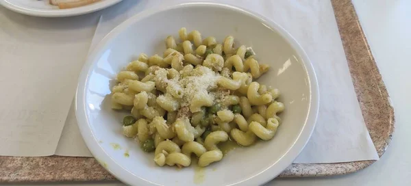 Italienische Pasta Namens Torciglioni Mit Erbsencreme Und Mandeln Hochwertiges Foto — Stockfoto