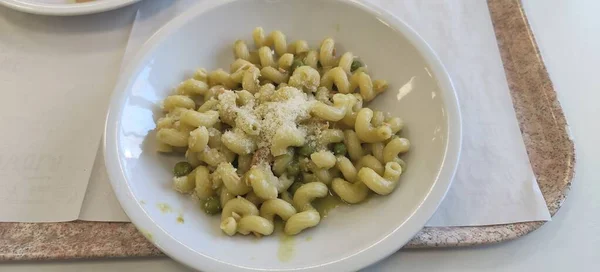 Italienische Pasta Namens Torciglioni Mit Erbsencreme Und Mandeln Hochwertiges Foto — Stockfoto