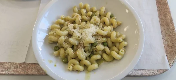 意大利面叫意大利面 配豌豆奶油和杏仁 高质量的照片 — 图库照片