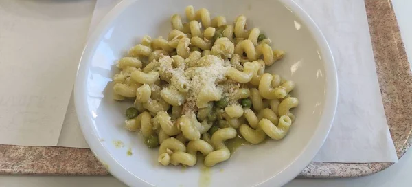 Italienische Pasta Namens Torciglioni Mit Erbsencreme Und Mandeln Hochwertiges Foto — Stockfoto