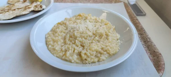 Skål Med Typiska Italienska Parmesan Risotto Högkvalitativt Foto — Stockfoto