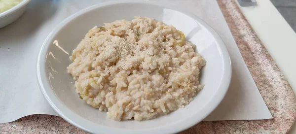 Tipik Talyan Parmesanlı Risotto Yemeği Yüksek Kalite Fotoğraf — Stok fotoğraf