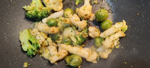 Broccoli Kool Bruxelle Spruiten Koken Een Wok Hoge Kwaliteit Foto — Stockfoto