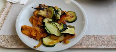 Izgara kabak, biber ve patatesli garnitür.