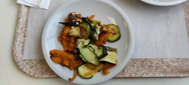 Izgara kabak, biber ve patatesli garnitür.