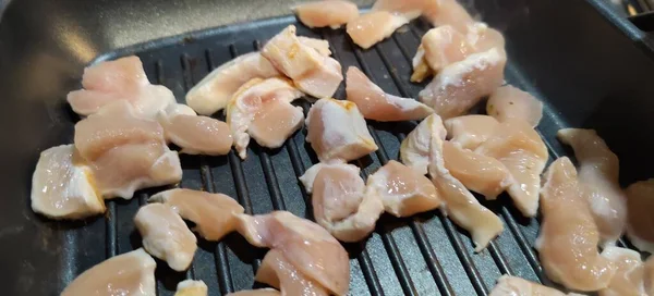 Κομμένο Στήθος Chiken Μαγείρεμα Στο Μπάρμπεκιου Υψηλής Ποιότητας Φωτογραφία — Φωτογραφία Αρχείου