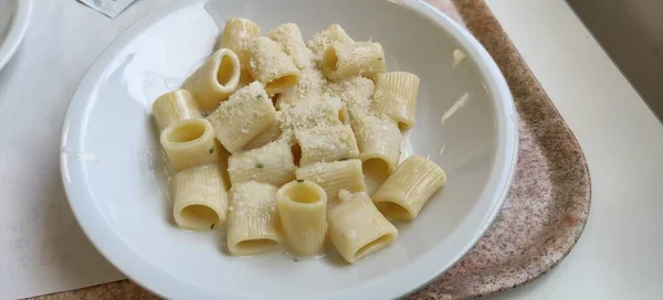 Italienische Pasta Namens Paccheri Mit Käse Und Pfeffer Hochwertiges Foto — Stockfoto