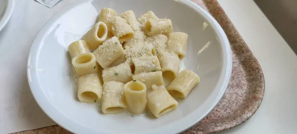 Pâtes Italiennes Appelées Paccheri Fromage Poivre Photo Haute Qualité — Photo