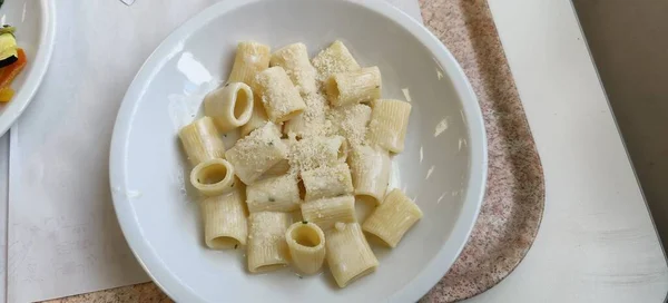 Italienische Pasta Namens Paccheri Mit Käse Und Pfeffer Hochwertiges Foto — Stockfoto