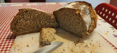 Bir somun ev yapımı kepekli ekmek. Yüksek kalite fotoğraf