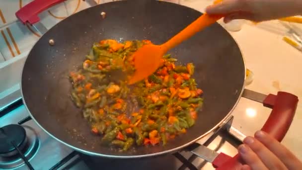 Petit Cuisinier Mélangeant Spatzle Dans Une Casserole Wok — Video