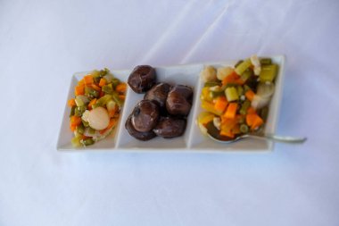 Beyaz bir tabakta servis edilen turşu sebzeleri. Yüksek kalite fotoğraf