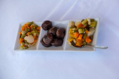 Beyaz bir tabakta servis edilen turşu sebzeleri. Yüksek kalite fotoğraf