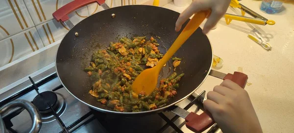 Niño Pequeño Con Gafas Cocinando Albóndigas Con Setas Foto Alta — Foto de Stock