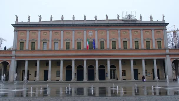 イタリア レッジョ エミリアのヴィクトリー スクエアにあるロモロ ヴァリ シティ シアター — ストック動画