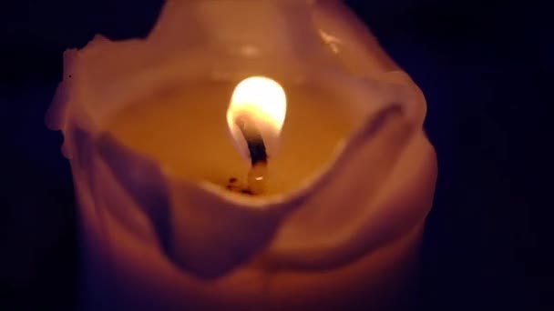 Weiße Kerze Mit Flamme Die Vom Wind Bewegt Wird — Stockvideo