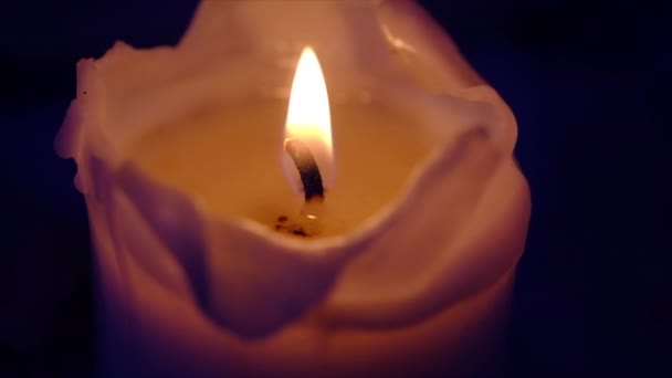 Weiße Kerze Mit Flamme Die Vom Wind Bewegt Wird — Stockvideo