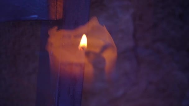 白色的蜡烛 火焰随风飘扬 — 图库视频影像