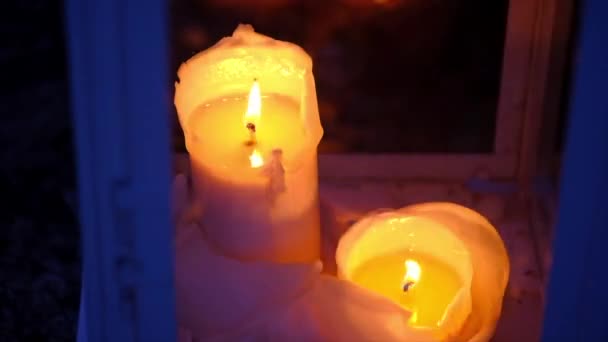 Lilin Putih Dengan Api Digerakkan Oleh Angin — Stok Video