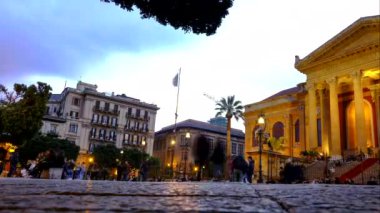 İtalya, Palermo 'daki Giuseppe Verdi Meydanı' nda yürüyen insanlar